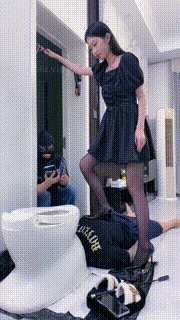 【麋鹿银儿】人形马桶高跟黑丝踩踏 bf33659封面图