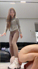 【一茶S】 TJ：上课完的瑜伽裤和臭袜子 出了很多汗啊好好吸废物 闻着主人的胯就秒喷出来了