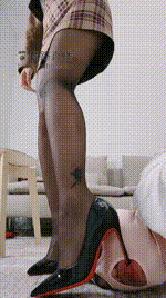 【一茶S】056 黑丝高跟卑微脚下狗