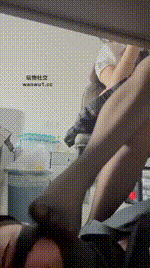 【六六】TJ：黑丝玉足蹂躏桌底贱奴