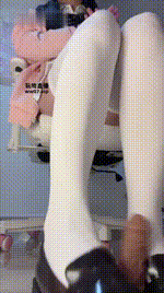 【砂糖】JK白丝魔鬼寸止 寸到死 让狗鸡饥渴难耐被主人的小皮鞋夹着 被白丝玉足足 被大腿袜夹着狗鸡一直不让贱狗射 让狗狗憋到不行才让射 狗鸡都撸疼了狗鸡被当玩具一样玩弄