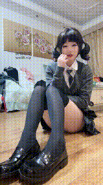 【六六】剧情 超反差妹妹香水洗脑哥哥 只能对着亲妹妹的玉足硬起来 小皮鞋足穴做爱 黑袜裸足play 最后射脚上香水洗脑舔脚吞精