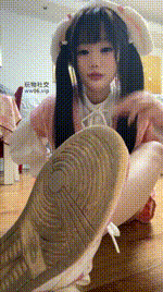 【六六】耐克运动鞋臭脚榨 臭运动鞋 臭棉袜 臭裸足榨干 鞋底使用 狗鸡插臭鞋子 舔闻臭棉袜酸臭裸足 最后足交射出