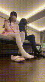 【砂糖不甜】TJ：双萝莉主调教骚狗 圣水 踢裆 捏蛋 骑狗 夹脖 视角1