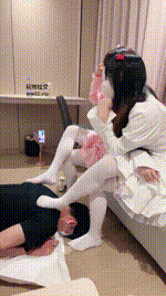 【砂糖不甜】TJ：双萝莉主 调教媚脚男 坐脸 踢裆 脚深喉 耳光 视角2