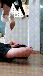 【白桃S】开发素人，踩踏，钻胯，骑马，耳光VTL6555