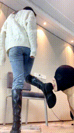 【女生也能很暴力】气质女神长靴捂白袜辱 bf60708