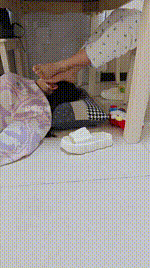 【樱樱】桌底视角-臭脚丫玩JS260130-14