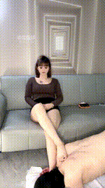 【幸运小孩】坐脸窒息-玉足狂舔-踩踏 JS260205-14