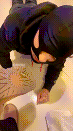 【小核桃可可】清理脏鞋底-脚下喂食 JS260203-5